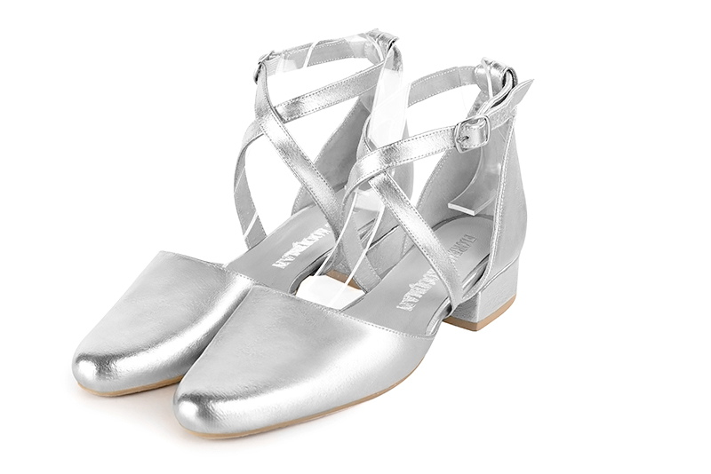 Light silver women's open side shoes, with crossed straps. Round toe. Low block heels. Front view - Florence KOOIJMAN